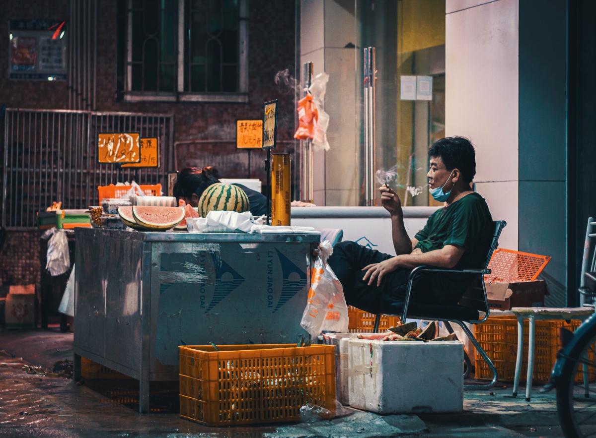 雨夜深圳城中村纷纷扰扰的雨熙熙攘攘的人