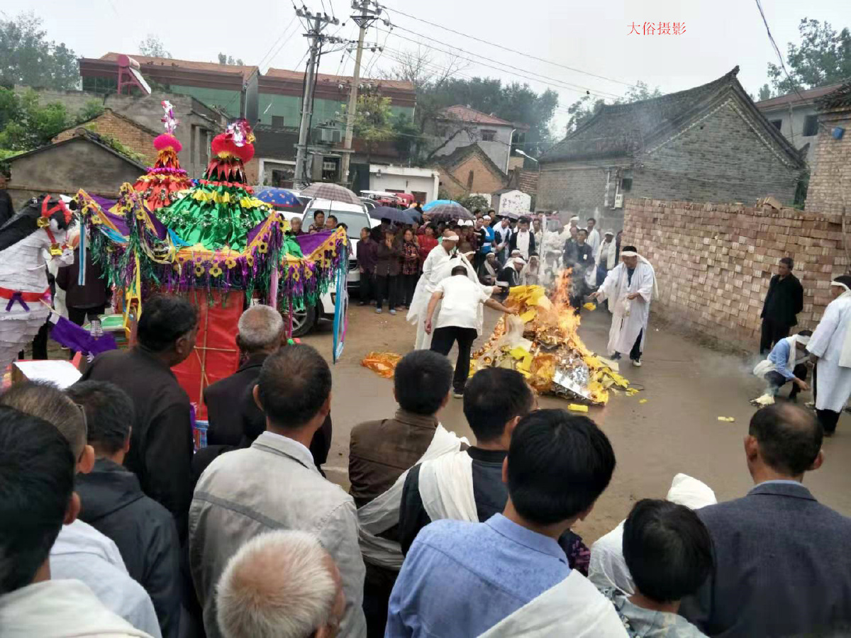 在兰考送盘缠还有在马轿和小汽车前给阴间的七类鬼神烧"七把纸"的风俗