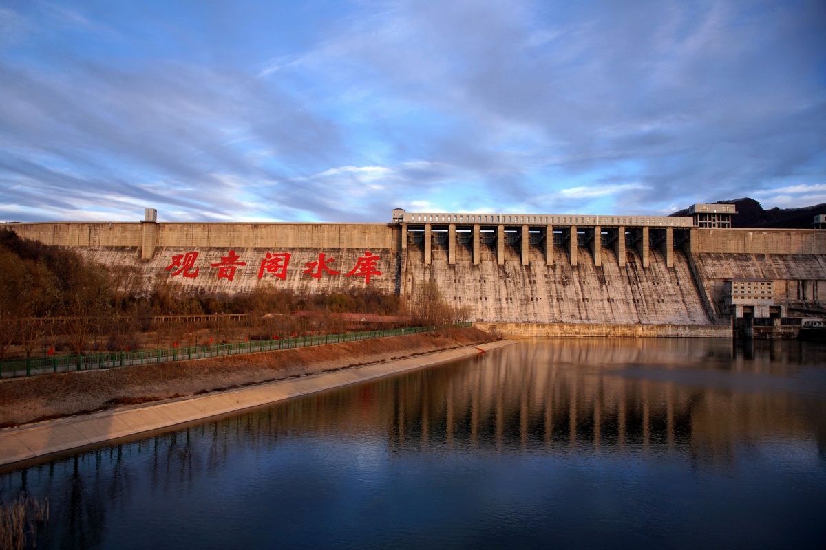 傍晚的观音阁水库 是云被天空撒在水中, 还是水被大地抛上了天? 昨天