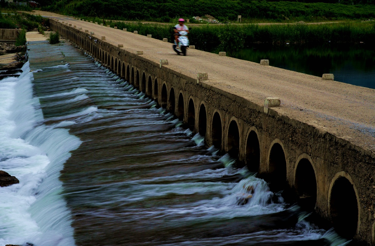 一座多孔的桥 有这样一座桥,知名度虽然不高,但桥孔多于著名的北京