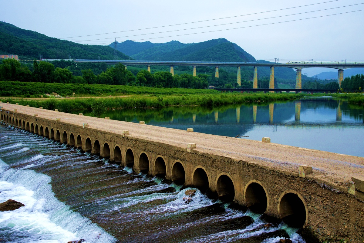 一座多孔的桥 有这样一座桥,知名度虽然不高,但桥孔多于著名的北京