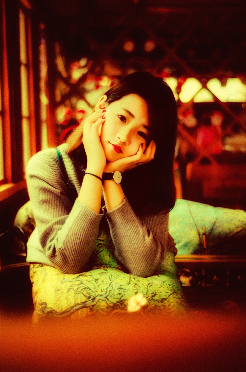 夜里没有太多风 为何我心热 我愿为你去汹涌 随