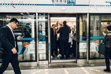 324206