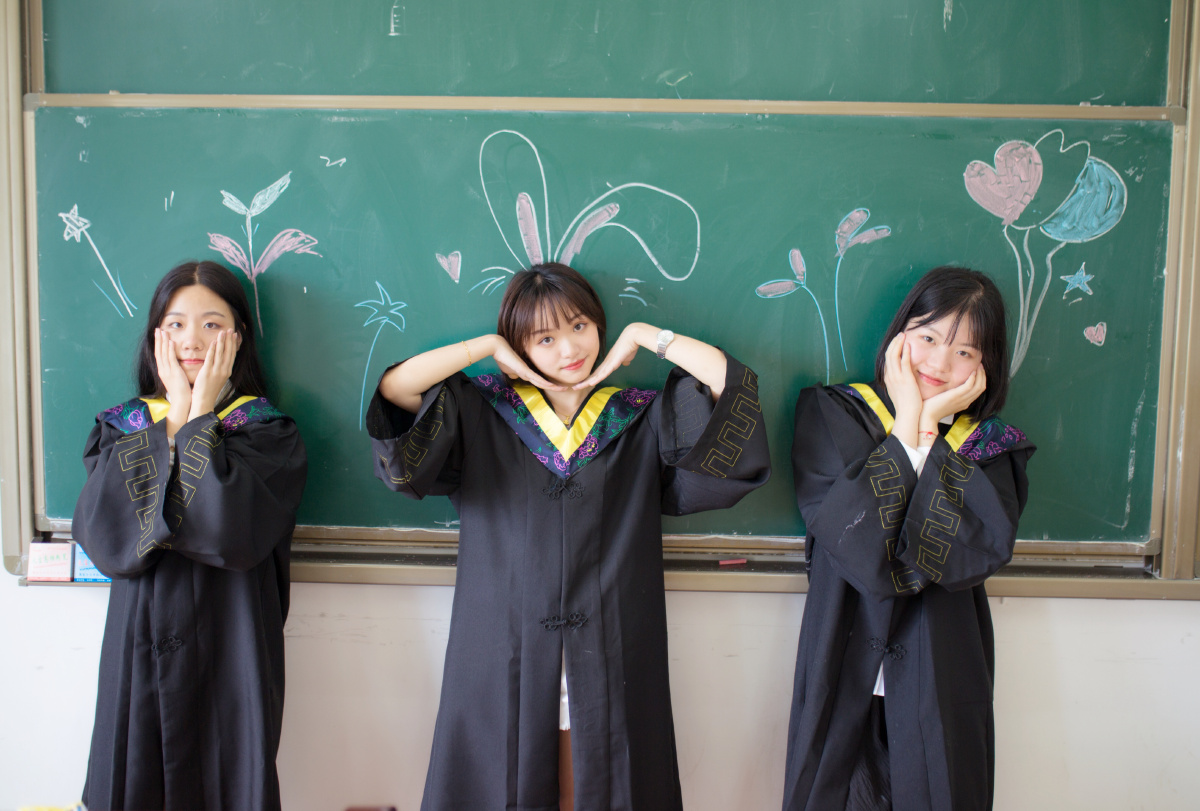 成都毕业照约拍让人最安心的还是学生时代吃饱饭后拿着一杯冰镇的果汁