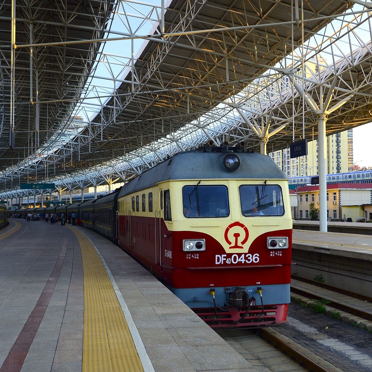 k 1015 次列车准备出行.