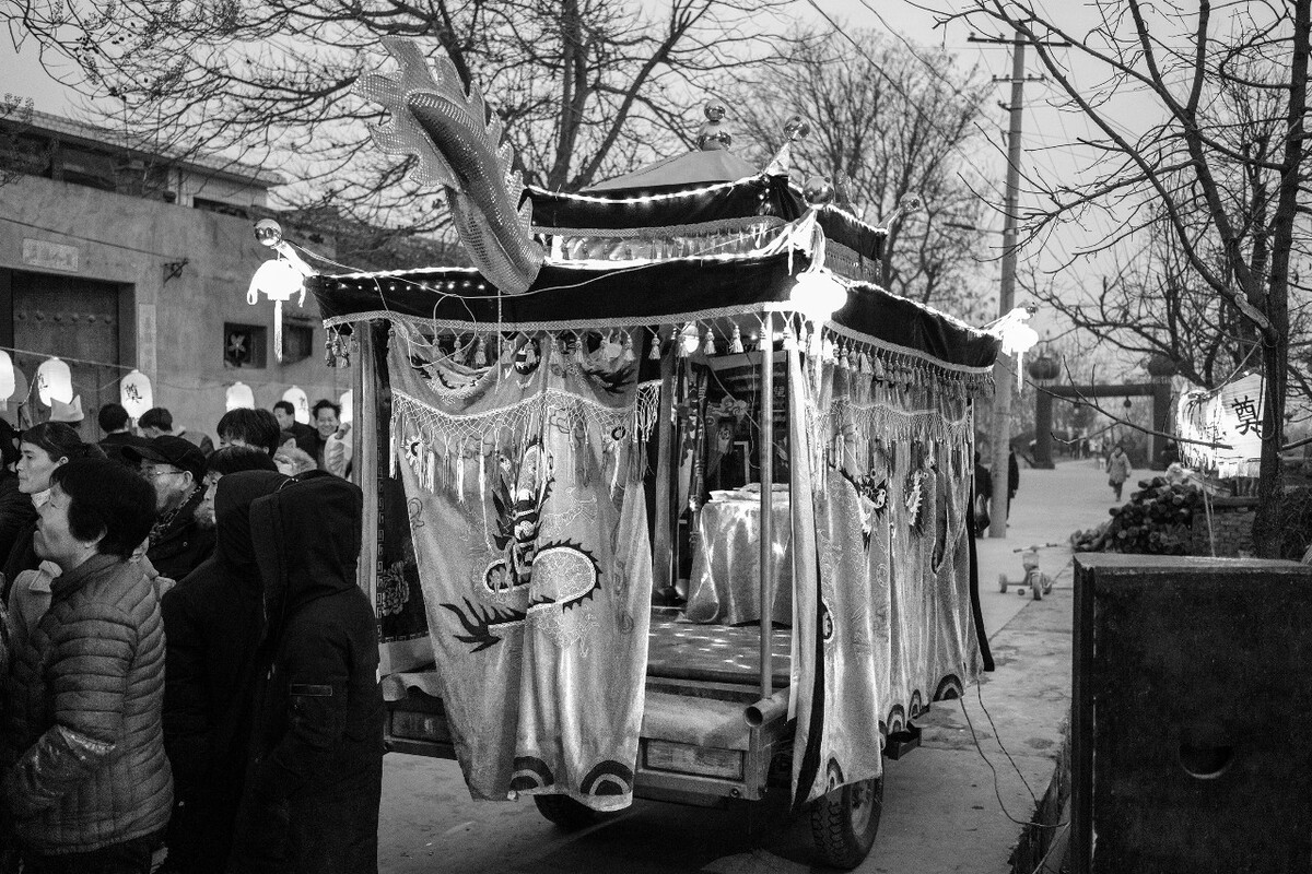 2019年2月,陕西咸阳,凤尾的八抬大轿停在街道边上。<br />