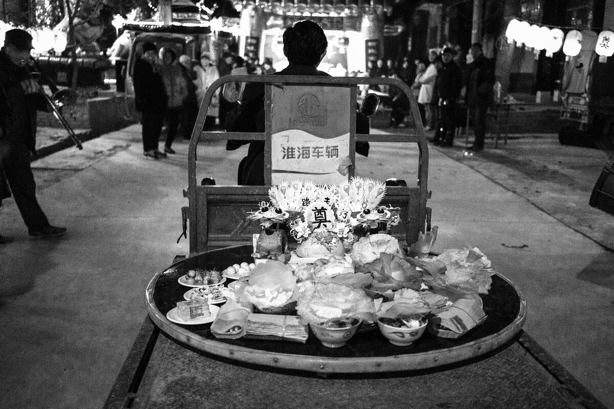 2019年2月,陕西咸阳,以前这些献饭全靠青年小伙抬着进村,如今机械化运输更方便。<br />