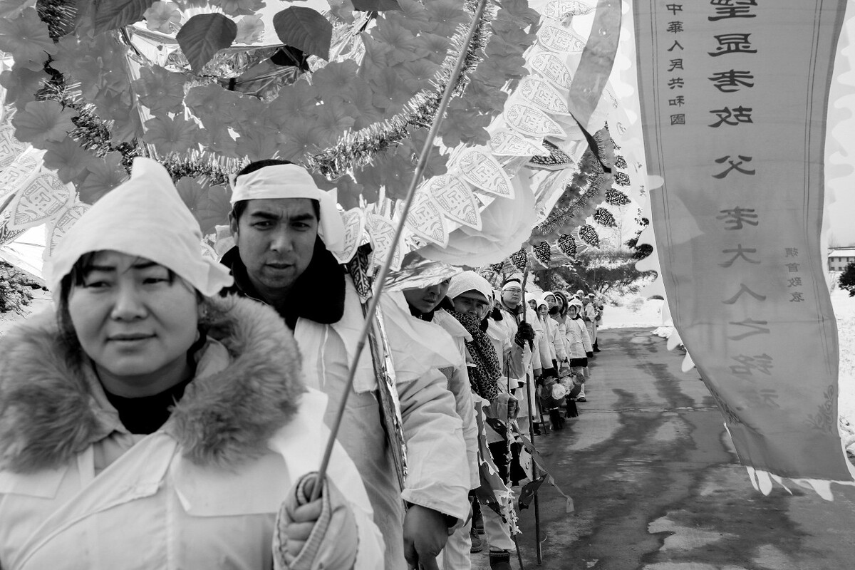 2018年1月,陕西宝鸡,头戴疙瘩帽、披麻戴孝、高亢的唢呐,这些元素构成了关中农村葬礼的景观。<br />