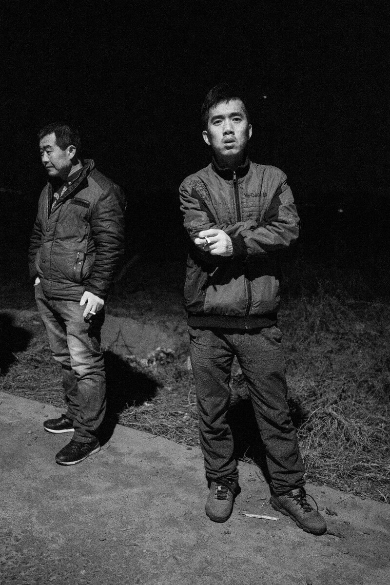 2019年2月,陕西咸阳,夜里“迎纸活”的青年。 <br />