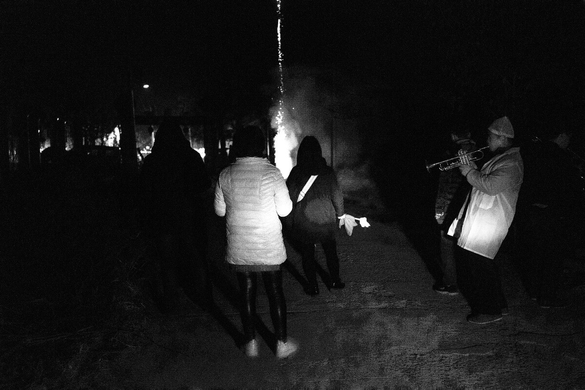 2019年2月,陕西咸阳,“迎纸活”的队伍走到村口,烟花点燃。<br />