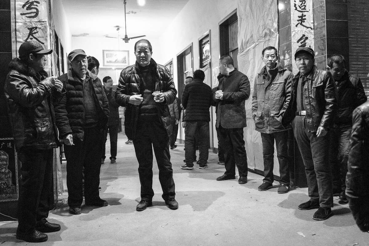 2019年2月,陕西咸阳,老人最后一次离开家门前,村里的男性都会在清晨过来送一程。