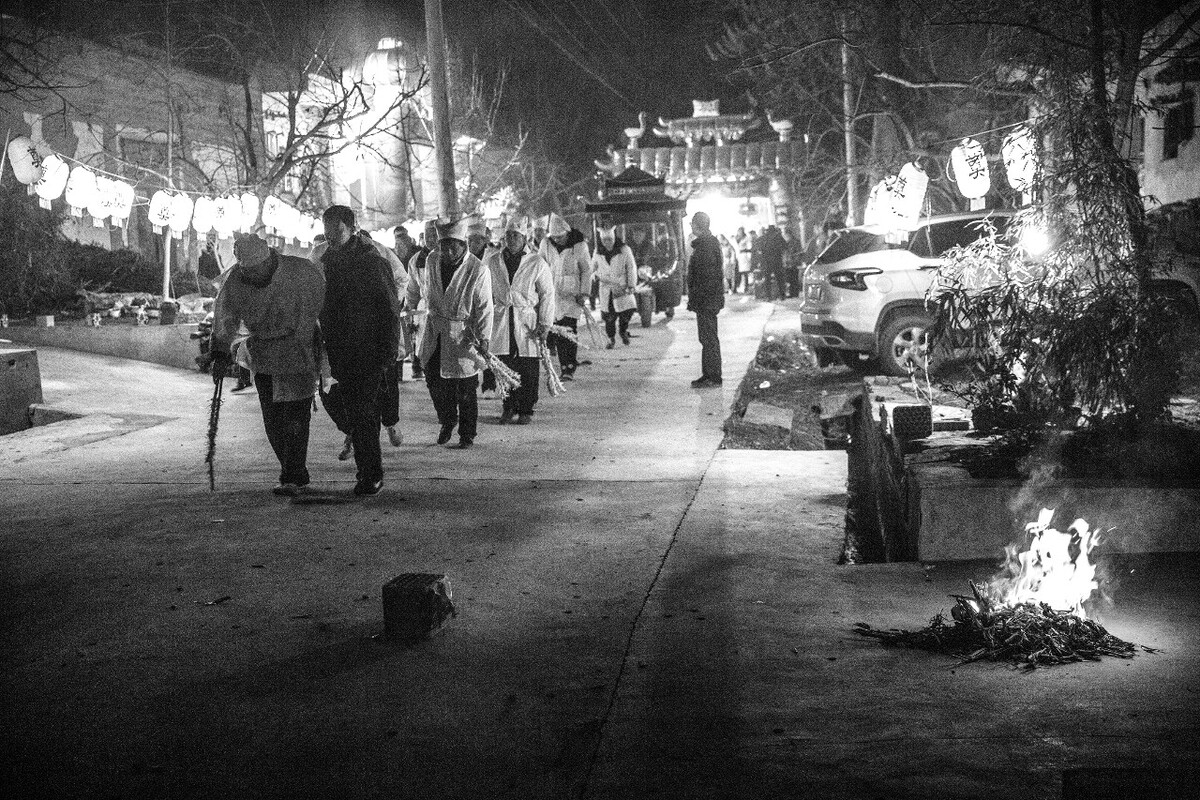2019年2月,陕西咸阳,过世的老人离开村子时,路过的家家户户门前都会拢起一堆火相送。<br />