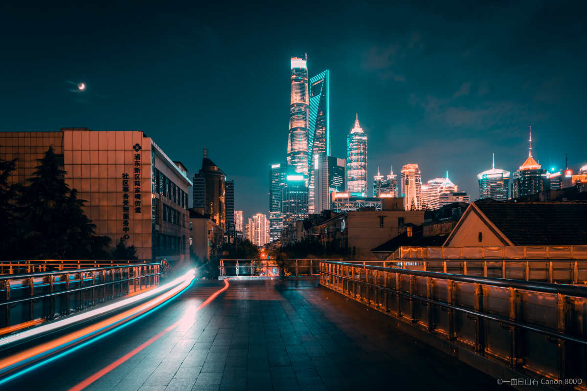 上海浦东栖霞路东方路人行天桥被摄影爱好者称为浦东的法师桥某天天气