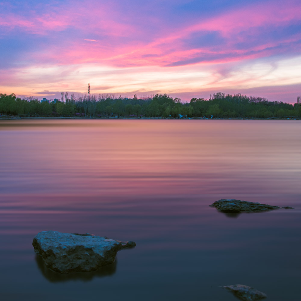 日落后,一片迷人的紫光出现在云上,几分钟后便消失了.
