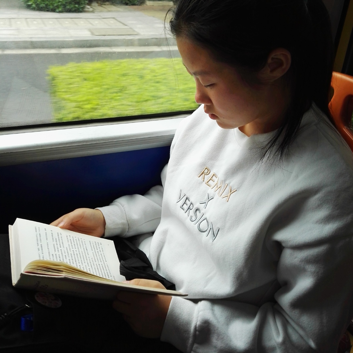 公交车上看书的女孩