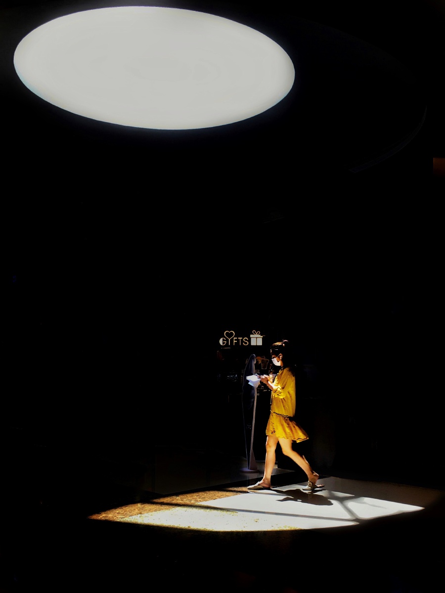 一个人的舞台商场光影