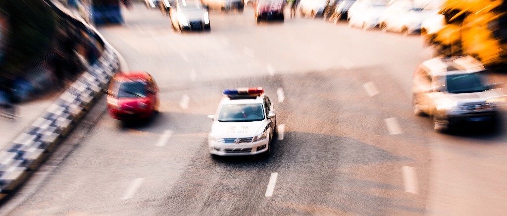 平淡的生活<br />
也时时有一些乐趣<br />
<br />
看到时速30km的警车<br />
内心也可以演一场<br />
波澜壮阔的戏