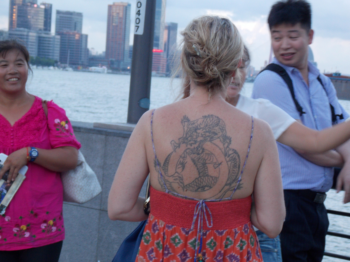 在外滩外国美女袒露着背部,露出美丽的纹身