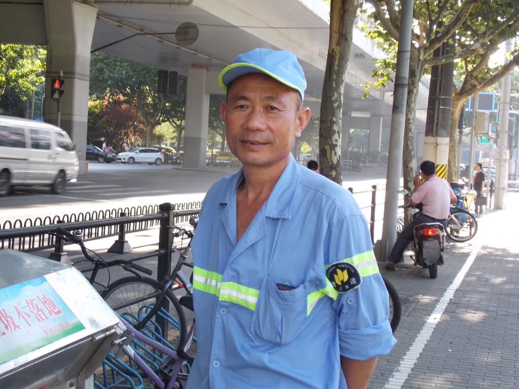 巧遇一环卫工人 整理工具外出扫街。感谢你，城市因你更美丽。