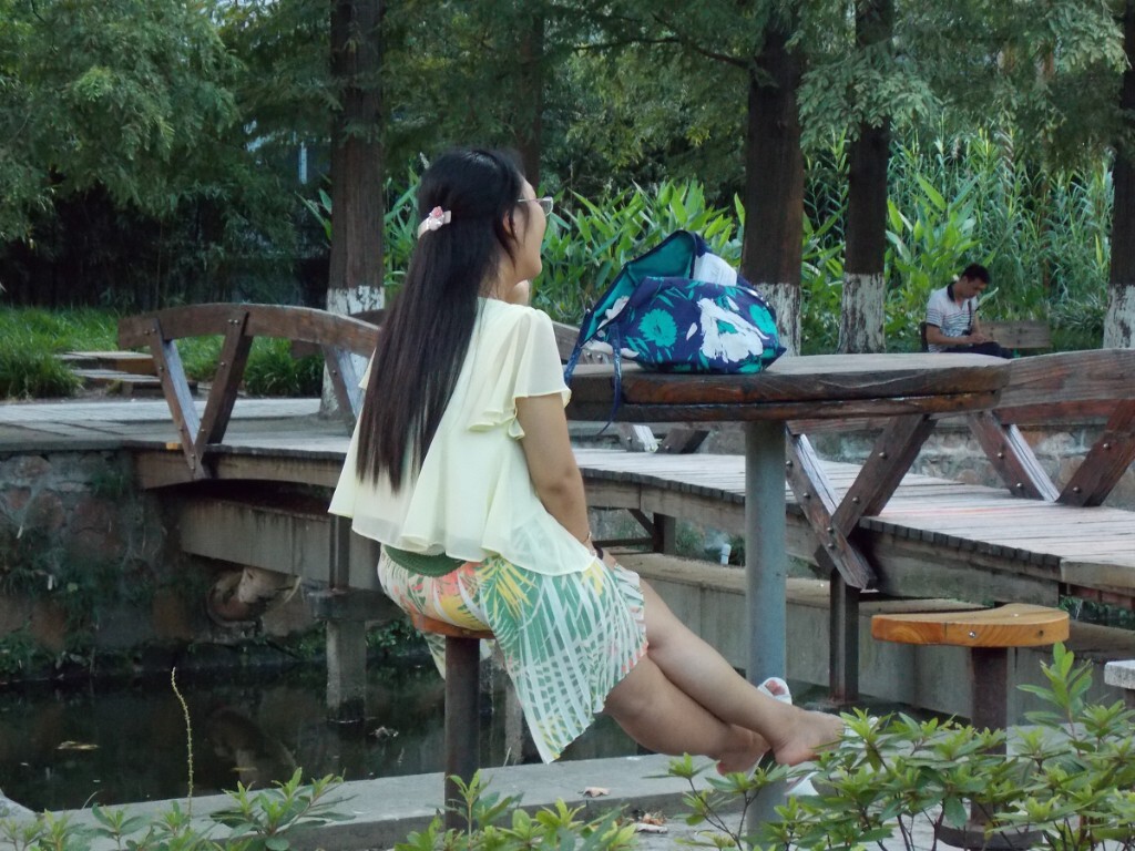 水静了 蝉不呜了在这优美安静的氛围中这美丽的学子向远方亲人倾诉思念