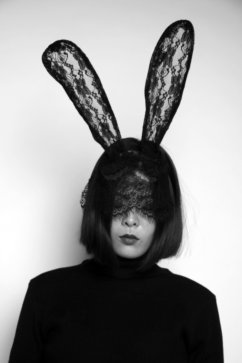 我们生来就孤独 我们生来就是孤单 不管你拥有