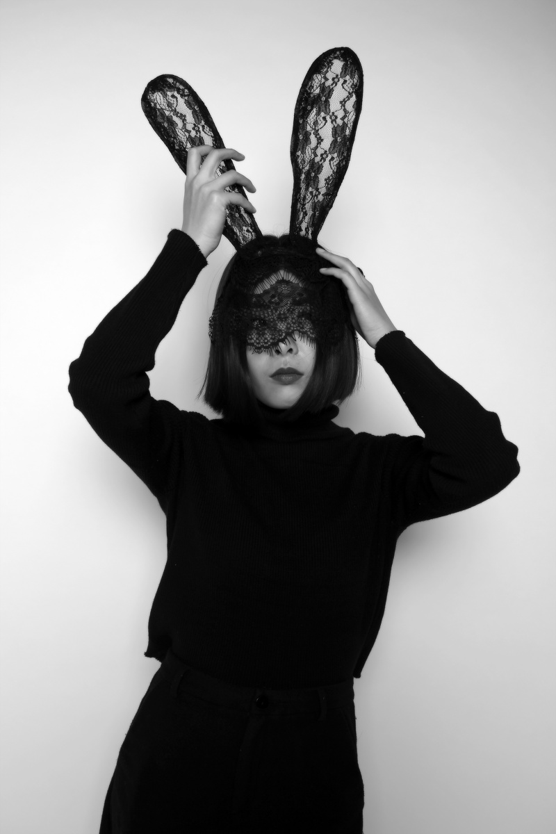 我们生来就孤独 我们生来就是孤单 不管你拥有