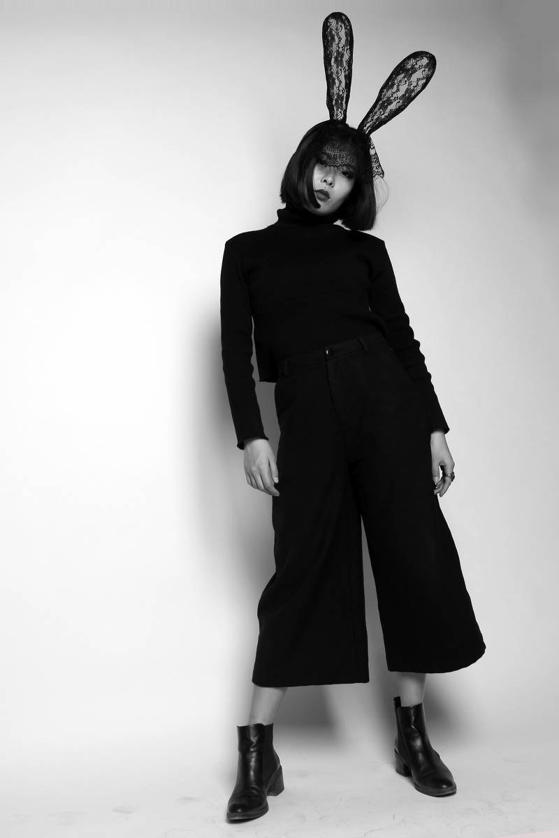 我们生来就孤独 我们生来就是孤单 不管你拥有