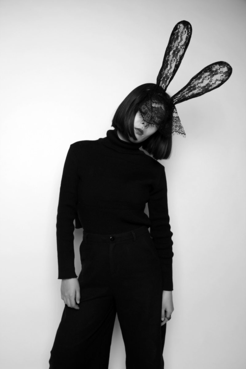 我们生来就孤独 我们生来就是孤单 不管你拥有