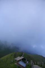 137105