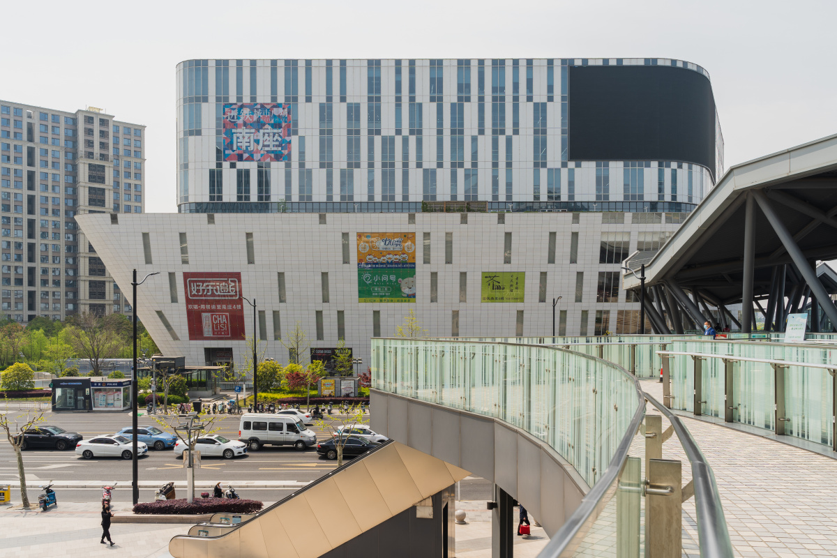 上海人行天桥之中环近铁广场