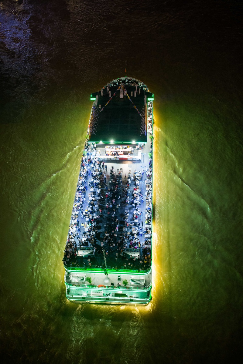 游客们乘坐观光游轮夜游长江和嘉陵江,观赏美丽的重庆夜景