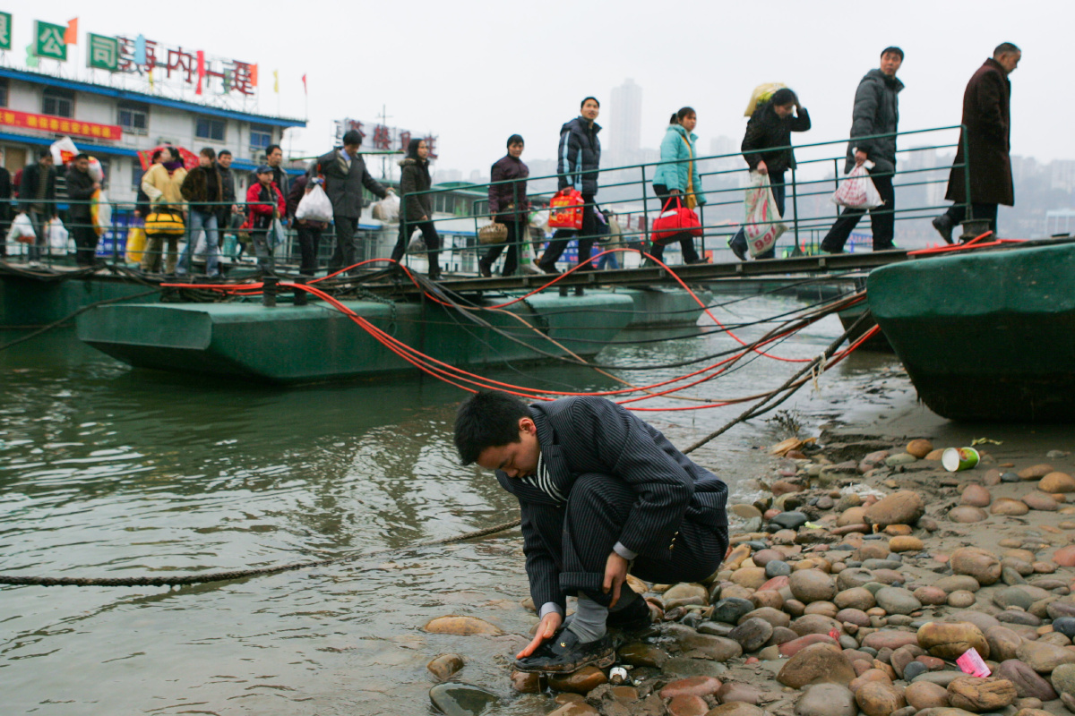 正月初六),重庆市朝天门码头,春节期间乘坐客轮出行的乘客正在下船