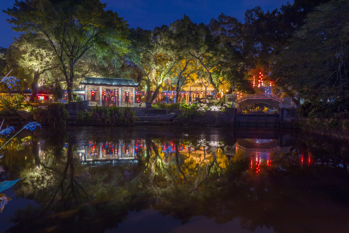 仿佛宫崎骏动画千与千寻里的画面荔湾湖公园夜景