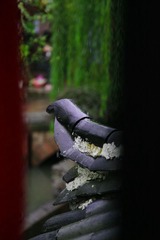 窗缝中的屋檐