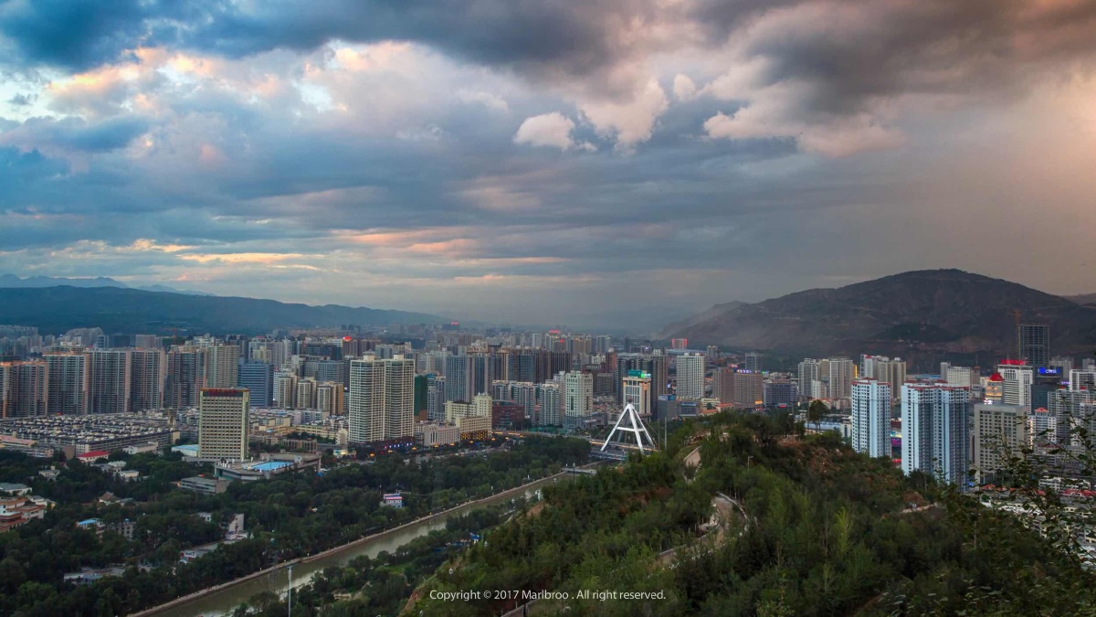 图片拍摄于西宁南山,画面视觉中央的三角形桥塔是西宁地标之一昆仑桥