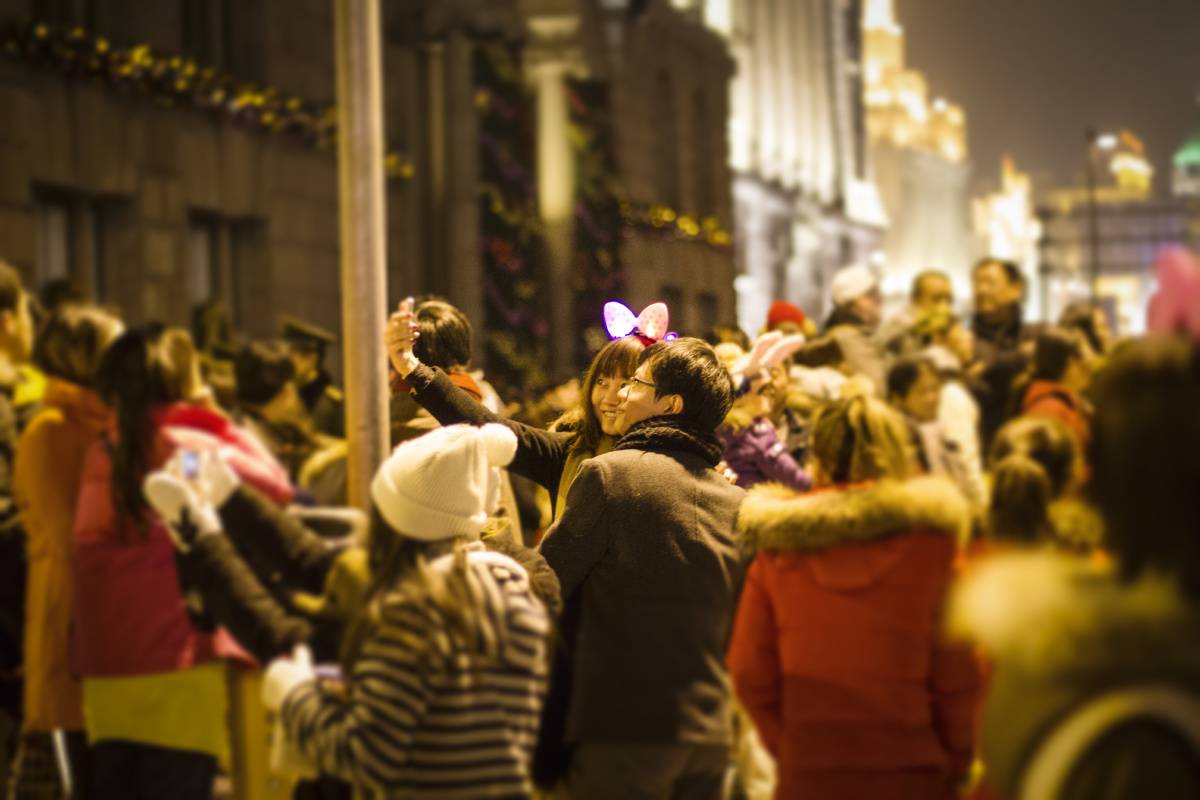 12.31跨年夜,上海外滩,人潮中自拍的情侣.