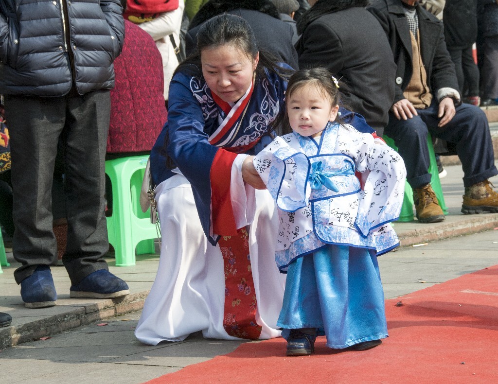 学走路。