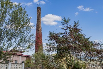 438910