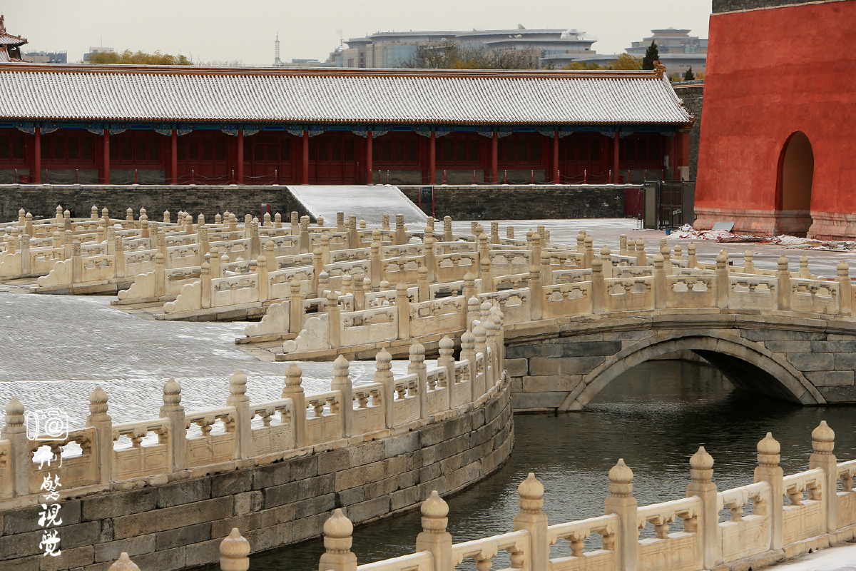 13,拍摄雪后故宫,太和门前的内金水桥是一定要拍的内容之一,丰满的