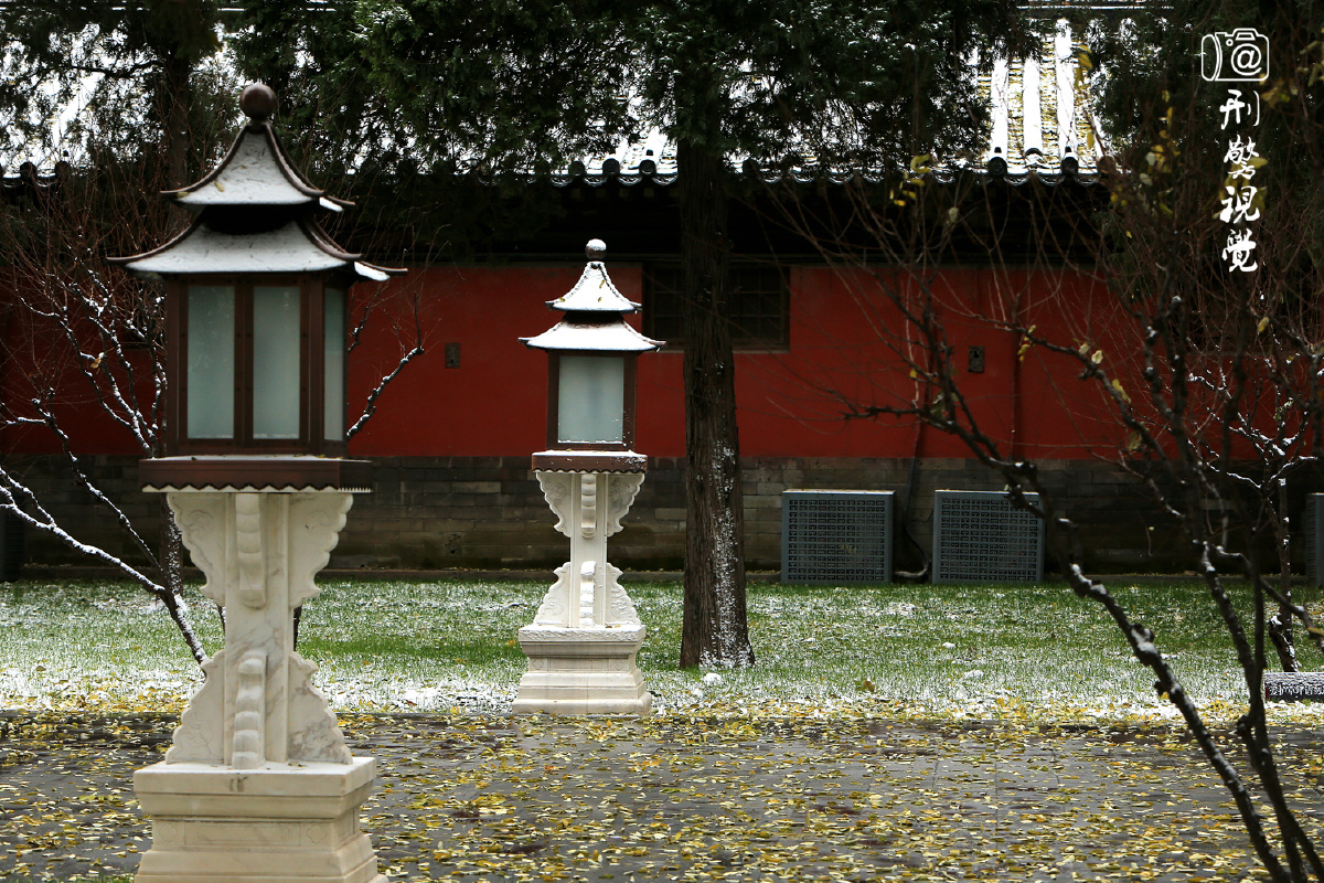 21,在故宫,特别是在雪后,简直就没有什么不漂亮,比如这路灯.