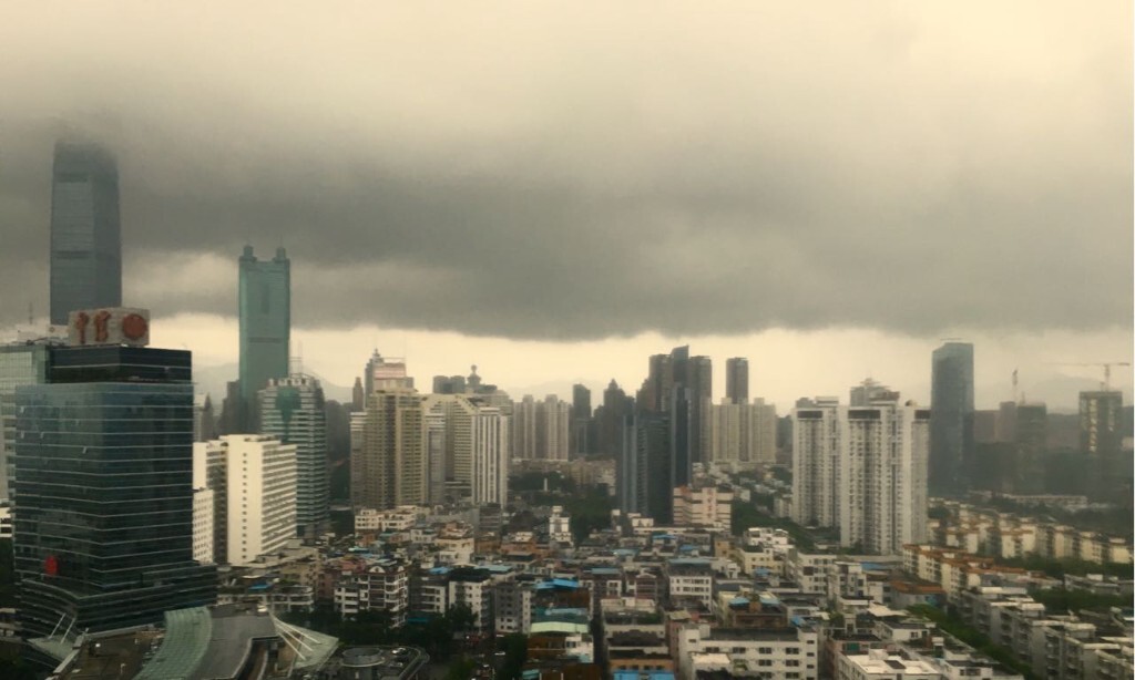 上班间隙，忽然风雨骤至！拿起手机记录下这一瞬间。