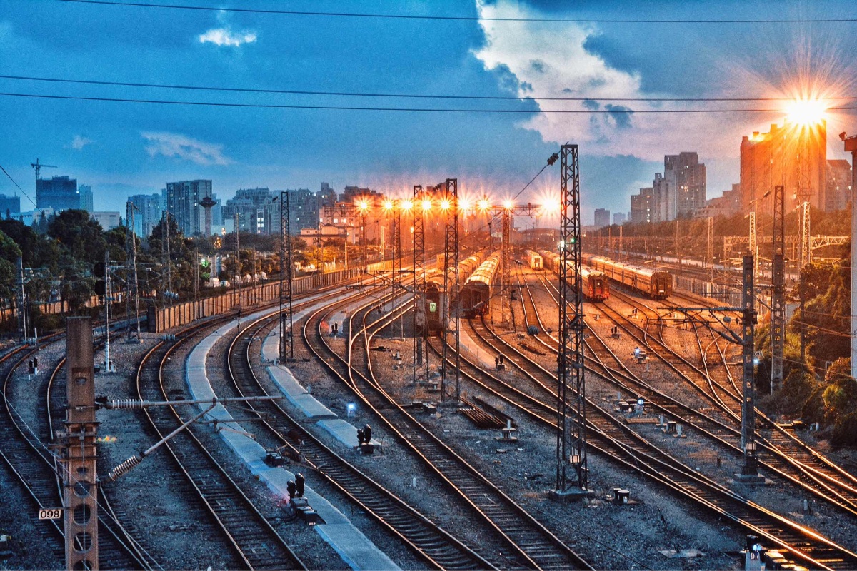 傍晚的火车中转站