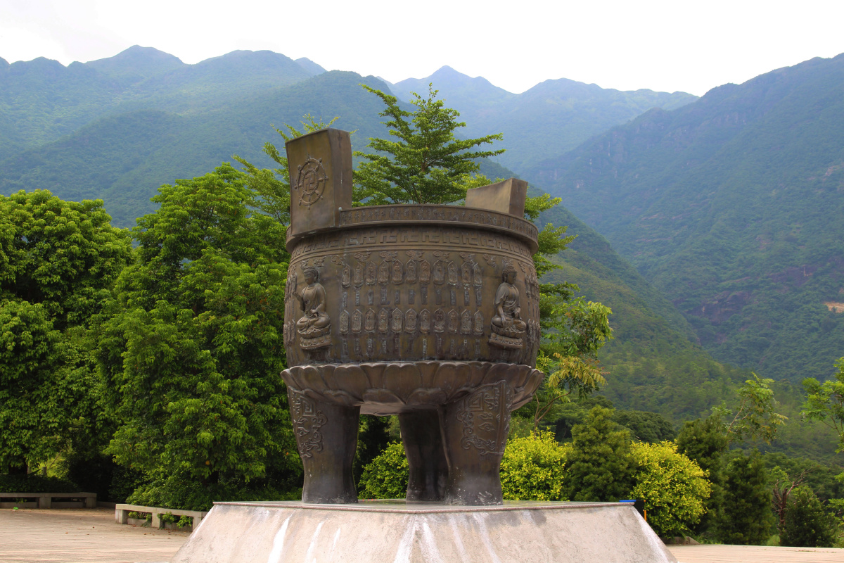 莲花山鸡呜寺大宝鼎