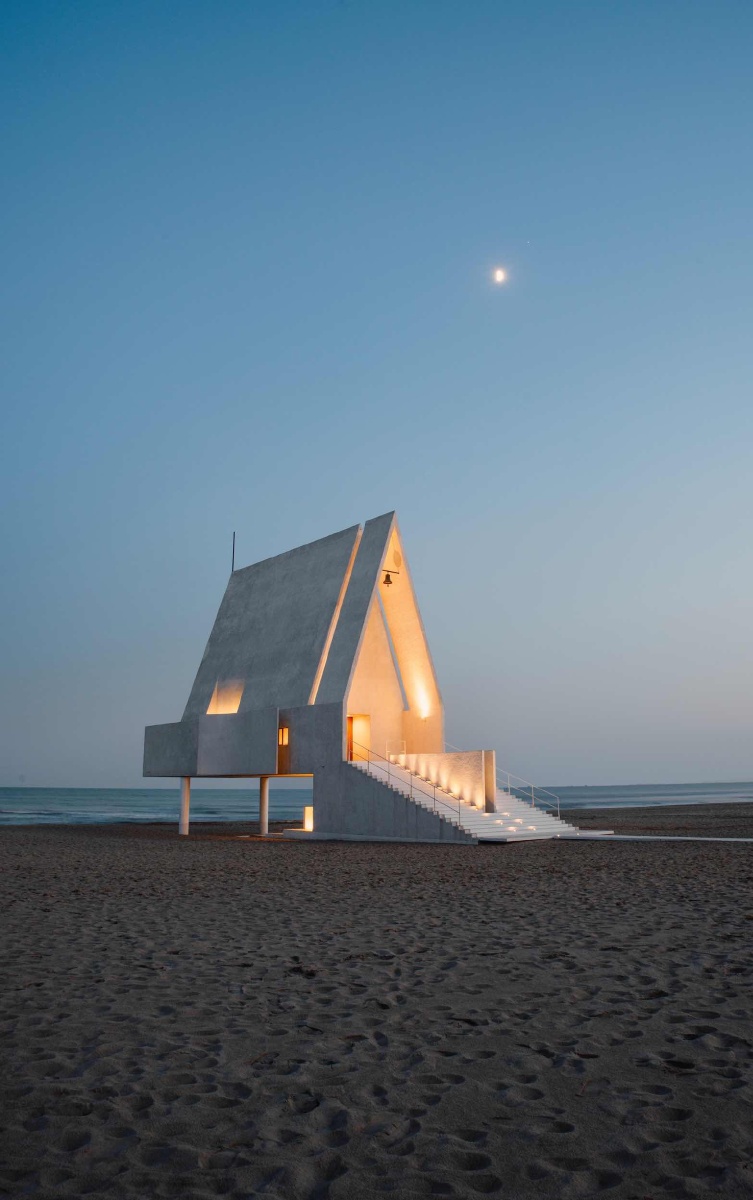 月光中的阿那亚教堂