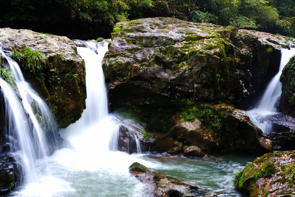 荥经县龙苍沟叠翠溪,秋刚到!