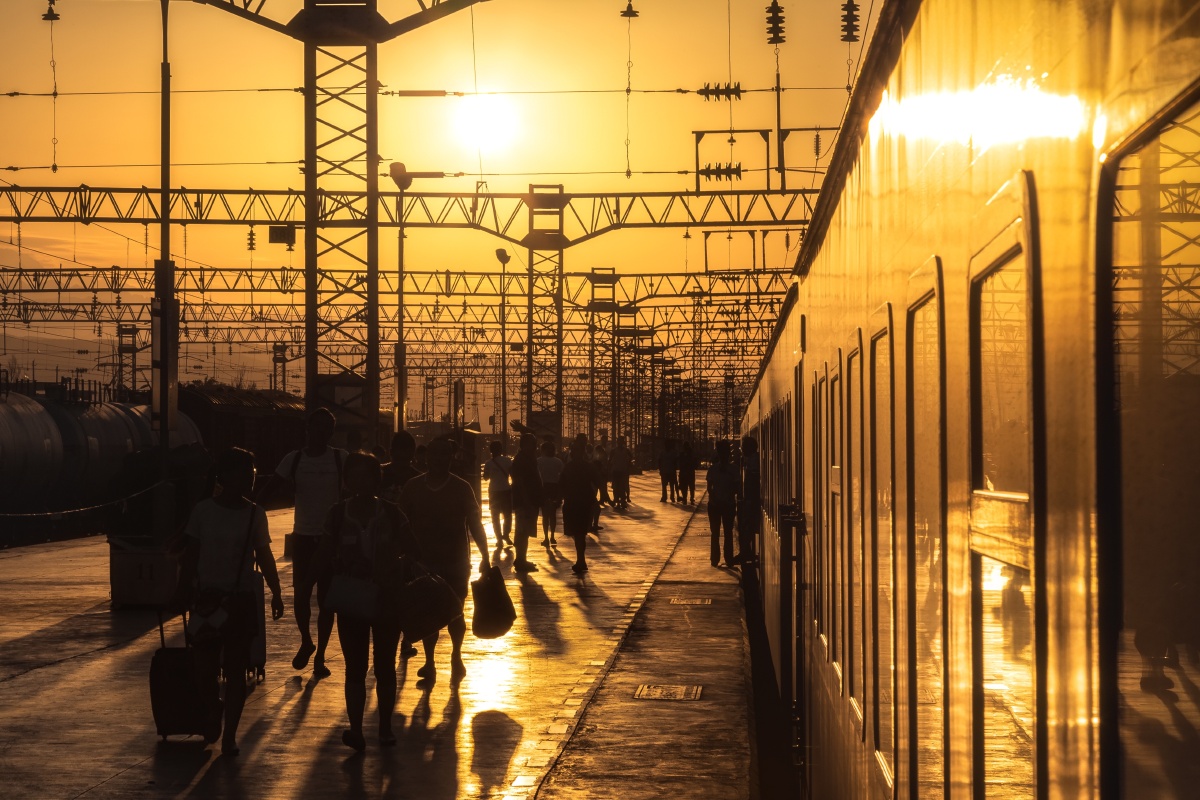 希望朝阳将整个天空染成金色把吐鲁番从睡梦中唤醒车站的人来去匆匆