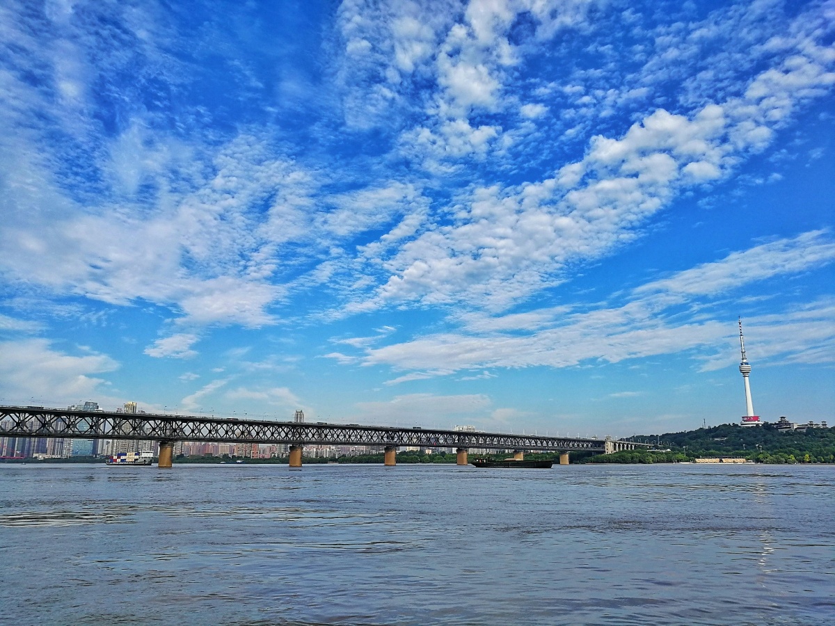 蓝天白云的长江