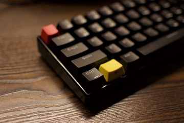 324025