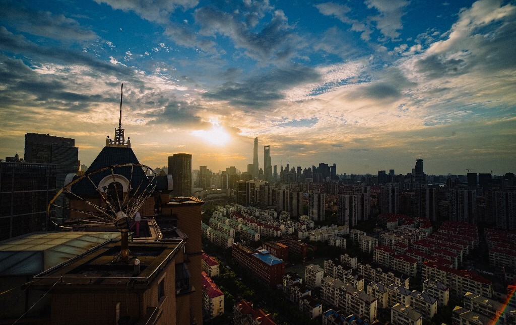 自家楼顶风光<br />
<br />
用了Fa的三阳14 本来想借来去打星星的，结果半夜起云计划破产<br />
<br />
遂用来试试看楼顶风光 同机位 第二次爬楼顶<br />
<br />
正好出现了普渡光 赶紧按快门<br />
<br />
2张堆栈<br />
<br />
不得不说这头有点狗