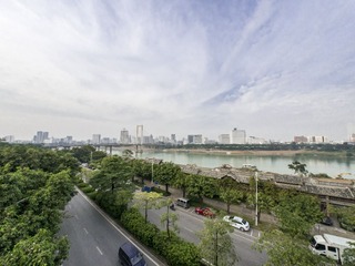 只能在加班路上的公车上拍